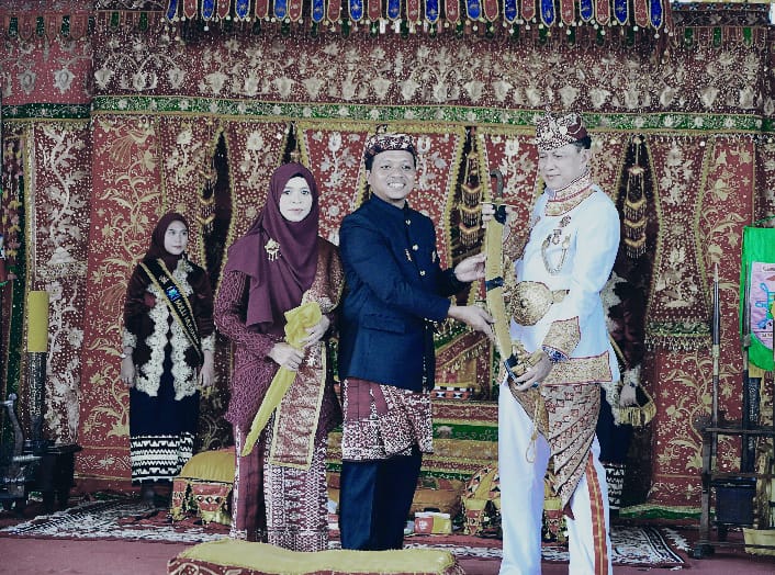 Bupati Pringsewu & Isteri Dianugerahi Gelar Adat Kerajaan Sekala Brak, Pererat Budaya dan Kekerabatan