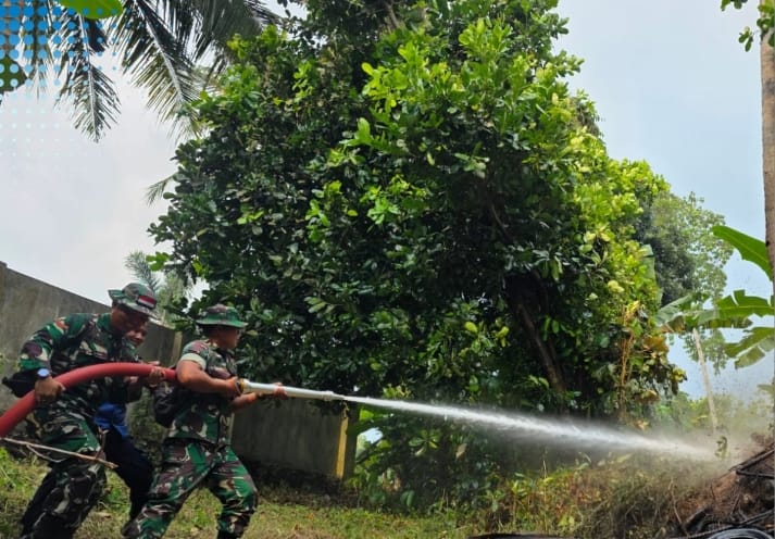 Dinas Damkar Lampung Selatan Gelar Pelatihan dan Simulasi Kebakaran Bersama TNI, Perkuat Sinergi Penanggulangan Karhutla