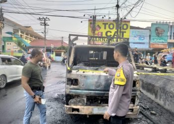 Truk Bermuatan Solar Terbakar di Pringsewu, Sopir Hilang, Jalan Lumpuh Total