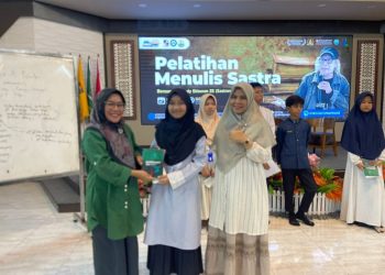 SMP MuAD Metro Gelar Pelatihan Menulis Sastra Bersama Sastrawan Nasional Isbedy Stiawan ZS, Dorong Kreativitas Siswa Lewat Puisi
