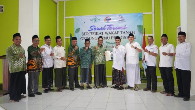 Momen Spesial Hari Santri! BPN Pringsewu Serahkan Sertifikat Tanah Wakaf Milik PCNU — Simbol Sinergi Pemerintah dan Ulama Jaga Nilai Keagamaan