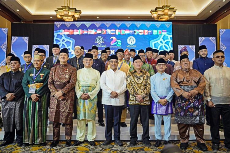 Gubernur Lampung Rahmat Mirzani Djausal Menerima Anugerah Tun Perak DMDI, Wakili 18 Negara