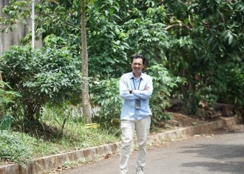 Lirisisme Waktu dan Kepekaan Alam dalam Puisi “Senyum yang Mengalir di Antara Gugur” Karya Muhammad Alfariezie
