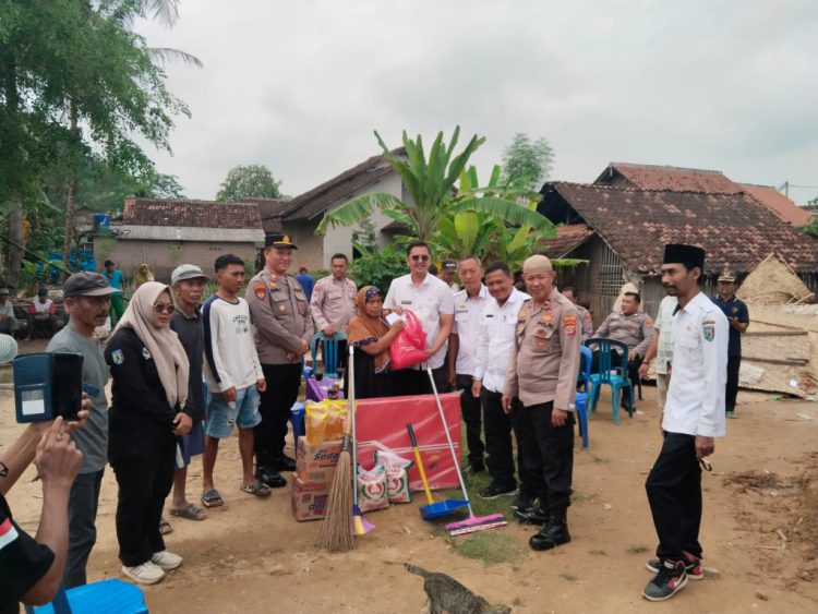 Rumah Tua di Pringsewu Roboh Mendadak, Warga dan Pemilik Lahan Tunjukkan Solidaritas