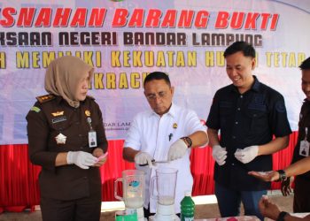 Kejari Bandar Lampung Musnahkan 162 Barang Bukti Inkracht Termasuk Narkotika Dan Senjata Tajam