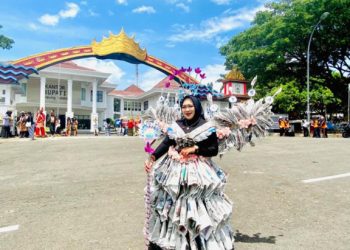 Sosok Guru Berkreatif! Deliana Guru SDN Tanjung Gading Sulap Koran Bekas Jadi Gaun Memukau di Pawai Budaya HUT Lampung Selatan