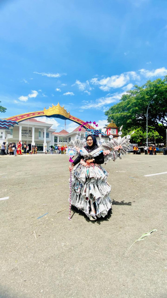 Sosok Guru Berkreatif! Deliana Guru SDN Tanjung Gading Sulap Koran Bekas Jadi Gaun Memukau di Pawai Budaya HUT Lampung Selatan