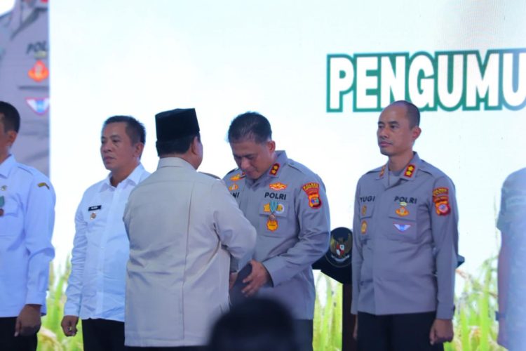 Presiden Prabowo Anugerahkan Satyalancana Wira Karya Kepada Kapolres Lampung Selatan AKBP Toni Kasmiri