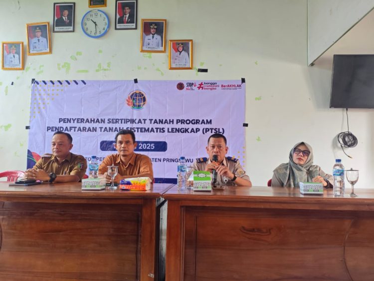 Dorong Kepastian Hukum, 60 Sertipikat PTSL Dibagikan di Gadingrejo Timur