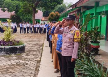 Polisi Jadi Pembina Upacara, Siswa SMPN 18 Pesawaran Diajak Bijak Bergaul dan Bermedia Digital