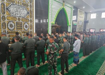 Prajurit TNI Gelar Salat Gaib, Berikan Dukungan Pascabencana Longsor