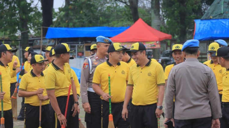 Kapolres Metro Pimpin Aksi Bersih Lapangan Samber, Dorong Kepedulian Lingkungan