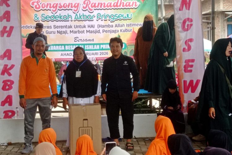 Sedekah Akbar Pringsewu Jadi Momentum Berbagi untuk Guru Ngaji dan Penjaga Makam
