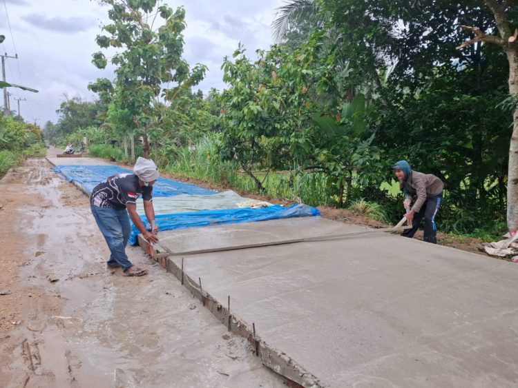 Inisiatif Warga, Jalan Kampung di Dusun IV Sendangbaru Dibangun Secara Swadaya