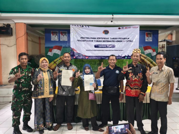 Ulin Nuha Serahkan 265 Sertipikat PTSL di Balai Pekon Gading Rejo