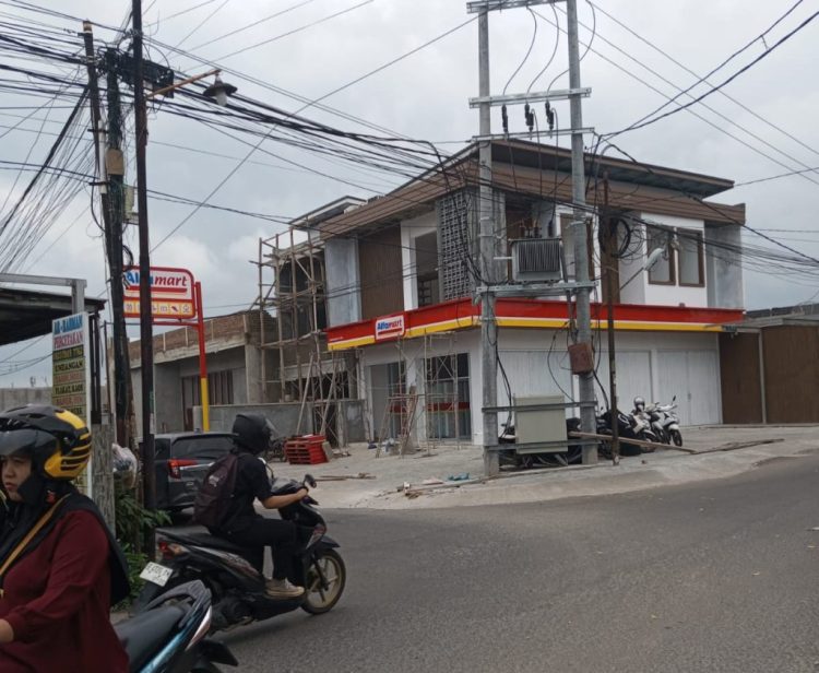 Minimarket di Perempatan Ramai Picu Kekhawatiran Kemacetan dan Keselamatan