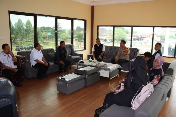 Komitmen Berantas Kekerasan Anak, Polres Pringsewu Terima Penghargaan Komnas PA