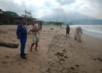 Polisi Siaga di Pantai Lamsel, Wisatawan Diminta Tak Nekat Berenang