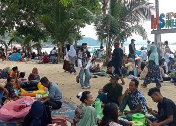 Libur Lebaran Membludak, Wisata Pantai Pesawaran Dipadati Pengunjung