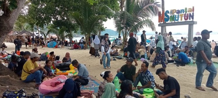 Libur Lebaran Membludak, Wisata Pantai Pesawaran Dipadati Pengunjung