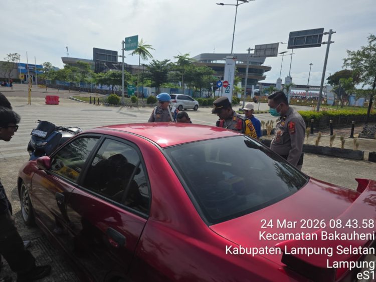 Kunci Tertinggal di Mobil, Polisi Bakauheni Hadir dengan Solusi Cepat