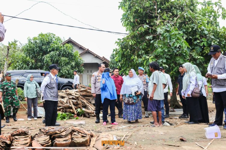 Bupati Pesawaran Tinjau Langsung Dampak Puting Beliung di Tegineneng, 132 Rumah Warga Terdampak