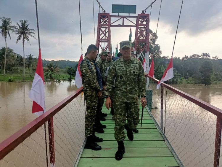 Pangdam Radin Inten Resmikan Jembatan Penghubung Pekon Jogjakarta dan Sukoharjo IV