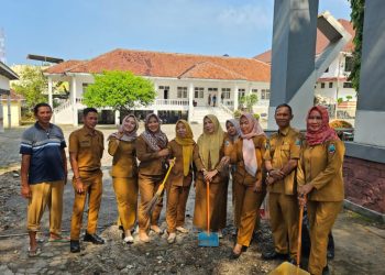 Ciptakan Lingkungan Kerja Bersih, Sekretariat DPRD Lamsel Gelar Aksi Kebersihan