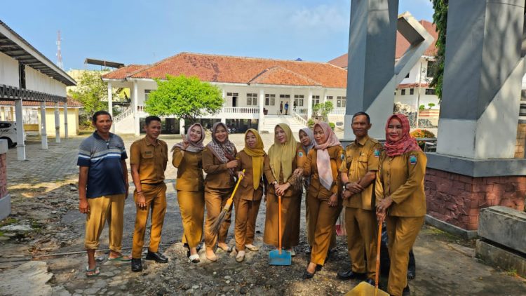 Ciptakan Lingkungan Kerja Bersih, Sekretariat DPRD Lamsel Gelar Aksi Kebersihan