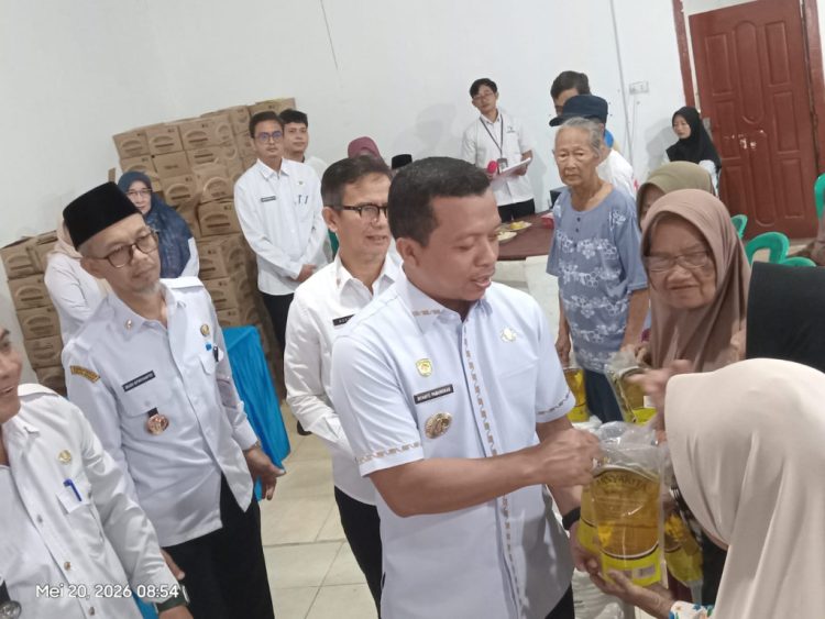 Riyanto Pamungkas Serahkan Bantuan Beras dan Minyak Goreng di Rejosari