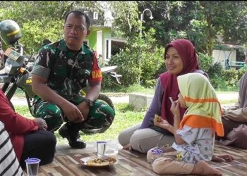 Babinsa dan Istri Sulap Gudang Tua Jadi “Gudang Aksara” untuk Anak Desa
