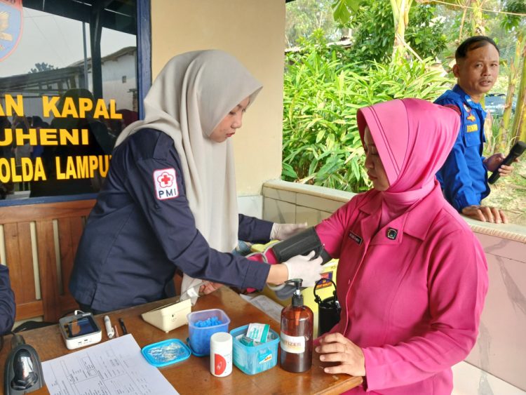 Bakti Kesehatan Polri, Puluhan Anak Ikuti Khitan Massal di Pesisir Lampung Selatan