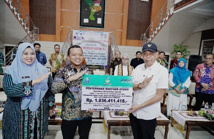 Peringati HLUN ke-30, Wamensos Serahkan Bantuan Sosial di Pringsewu