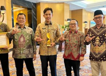 Dahlan Iskan Serahkan Penghargaan Bergengsi kepada Bupati Lampung Selatan