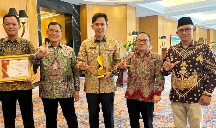 Dahlan Iskan Serahkan Penghargaan Bergengsi kepada Bupati Lampung Selatan
