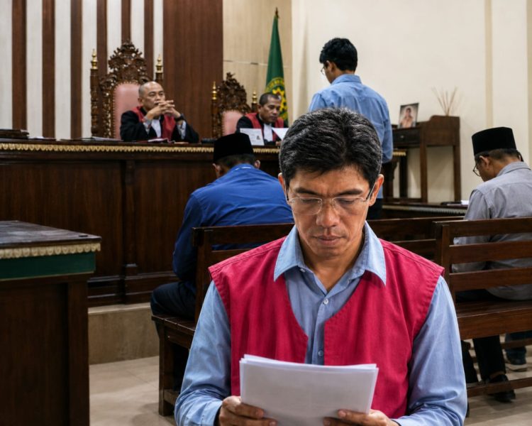 “Yang Mulia, Saya Tak Sempat Memeluk Ibu Saya,” Pledoi Hermawan Bikin Sidang Haru