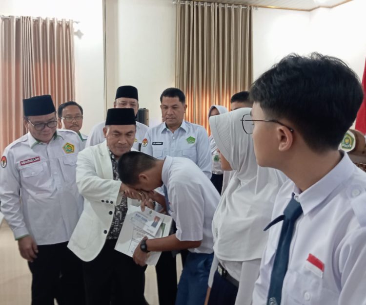 15 Siswa MTs dan MAN Pringsewu Raih Penghargaan, Kemenag Beri Dukungan Penuh untuk Pelajar Berprestasi