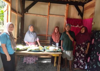 Penuh Haru! Kepala Kampung dan Warga Serahkan Rumah Baru Hasil Gotong Royong kepada Pasangan Lansia