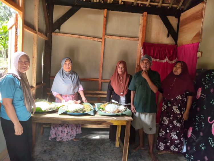 Penuh Haru! Kepala Kampung dan Warga Serahkan Rumah Baru Hasil Gotong Royong kepada Pasangan Lansia