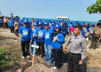 Demokrat Lamsel Perkuat Kepedulian Lingkungan Lewat Aksi Bersih Pantai dan Penanaman Pohon