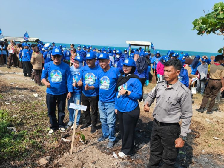 Demokrat Lamsel Perkuat Kepedulian Lingkungan Lewat Aksi Bersih Pantai dan Penanaman Pohon