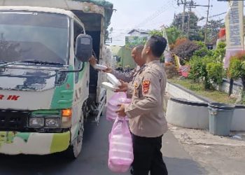 Bukan Sekadar Berbagi Makanan, Polsek Bumi Waras Hadir Dengarkan Keluhan Warga