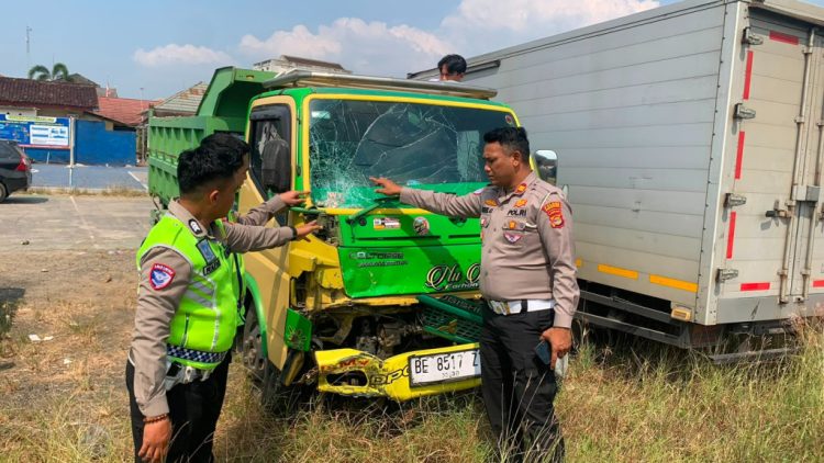Kecelakaan Tragis di Pajaresuk, Pengendara Motor Meninggal Usai Tabrak Truk Pengangkut Pasir