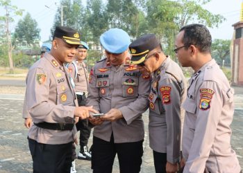 Cegah Anggota Terjerat Judol, Kapolres Pringsewu Mendadak Periksa Ponsel Personel