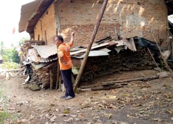 Warga Tiuh Balak 2 Keluhkan Tiang Listrik Miring, PLN Diminta Segera Bertindak