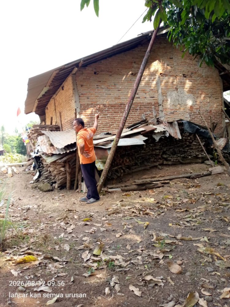Warga Tiuh Balak 2 Keluhkan Tiang Listrik Miring, PLN Diminta Segera Bertindak