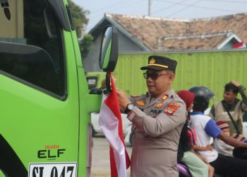 Polres Lampung Selatan Bagikan Ratusan Bendera, Ajak Warga Semarakkan HUT Kemerdekaan
