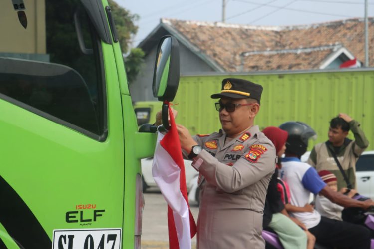 Polres Lampung Selatan Bagikan Ratusan Bendera, Ajak Warga Semarakkan HUT Kemerdekaan