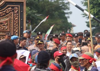 Bukan Tegang, Kapolres Lampung Selatan Malah Duduk Santai Bareng Massa Sambil Minum Es Jeruk