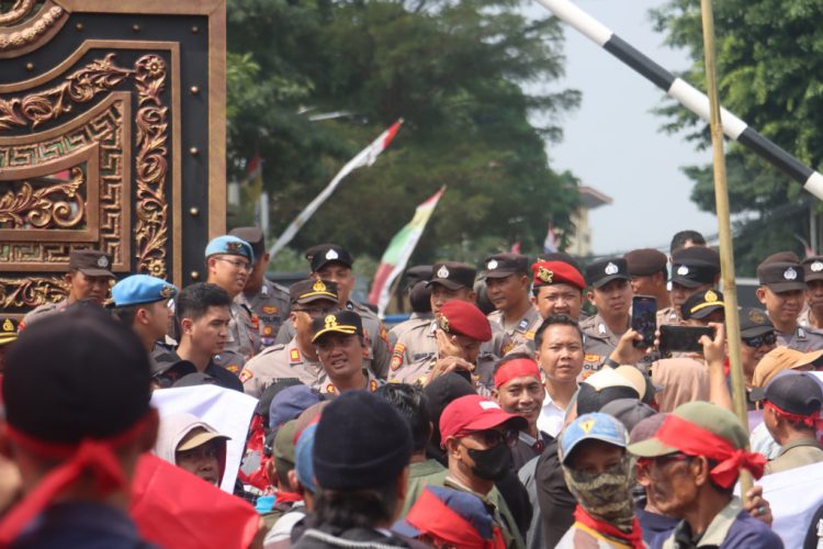 Bukan Tegang, Kapolres Lampung Selatan Malah Duduk Santai Bareng Massa Sambil Minum Es Jeruk